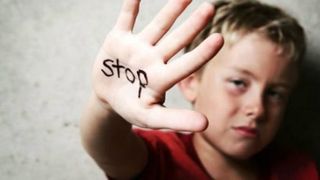 Peste 4.500 de cazuri de abuz asupra copiilor, semnalate in 2016 la Telefonul Copilului. In peste 70% dintre ele, agresorii au fost chiar parintii