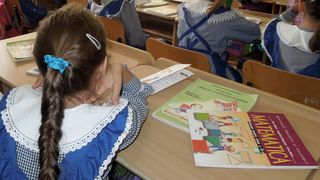 Invazie de paduchi in scolile din Bucuresti. Farmaciile au lichidat stocul de produse destinate extirparii paduchilor