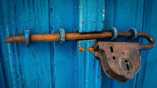 Vaslui: Doi concubini, gasiti morti in locuinta partial incendiata