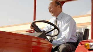 Ales senator, Traian Basescu a renuntat la functia de administrator al mosiei de la Nana! Cele 290 de hectare de teren arabil fusesera cumparate de Ioana Basescu printr-un credit de un milion de euro