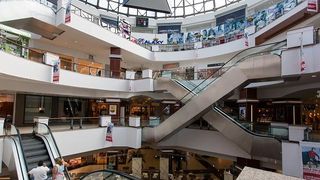 O femeie de 35 de ani a murit intr-un mall din Bucuresti dupa ce a cazut de la inaltime. Reactia centrului comercial UPDATE