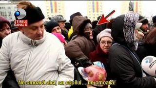 Lupta pe viata si pe moarte pentru placinte. Oamenii s-au calcat in picioare pentru in centrul Iasiului pentru o placinta moldoveneasca