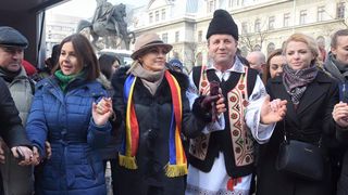 Gabriela Firea s-a prins in hora cu dansatorii. Aproximativ 100 de oameni la manifestarile de Ziua Unirii din Piata Universitatii din Capitala