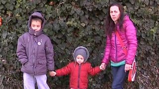 Lovitura grea pentru mama si cei doi copii care au ramas pe drumuri in toiul iernii! Ce i s-a intamplat femeii dupa ce mai multi straini i-au sarit in ajutor