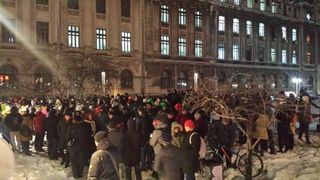 Nou protest la Universitate, impotriva OUG privind gratierea si modificarea Codului penal. Protestatarii s-au prins in Hora Unirii in jurul fantanii de la Universitate