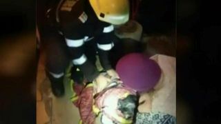 Operatiune dificila de salvare! Un caine a fost scos de pompieri dintr-o fantana cu apa rece ca gheata