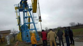 Parintii baietelului mort in urma cu trei ani, intoxicat cu gazele de la o sonda, cer despagubiri record! Vor un miliard de euro de la compania petrolierea responsabila