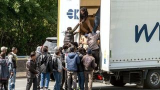 Perchezitii la persoane suspectate de trafic de migranti