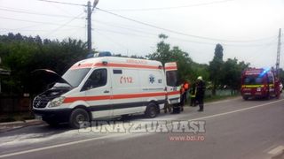 O ambulanta care transporta o pacienta cu probleme cardiace la Spitalul de Urgenta Vaslui a luat foc in mers