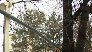 Inventivitatea romanilor nu are limite. Locatarii unui bloc din Galati si-au facut canalizare "aeriana"