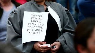 Protest spontan al grefierilor din Timisoara, care cer salarii raportate la pregatirea profesionala