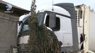 Au fost la un pas sa fie ingropati de vii in propria casa. Un TIR, scapat de sub control, le-a distrus locuinta