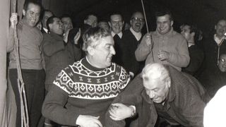 Imagini de colectie! Cum ii umilea Nicolae Ceausescu pe ambasadorii straini: "Excelenta care se afla in acel moment pe saltea primea de la presedinte cate trei lovituri, cu o vergea lunga, pe sezut!"