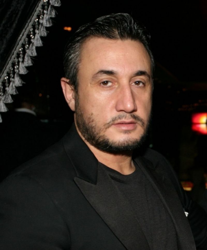 Joshua Castellano controleaza mai multe localuri