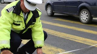 O eleva de 16 ani din Prahova a murit, dupa ce a fost lovita de doua autovehicule pe trecerea de pietoni