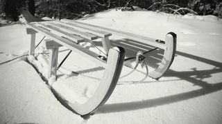 O fata de 12 ani a mers la sanius cu mai multi copii si a murit. A intrat cu sania intr-un stalp de electricitate