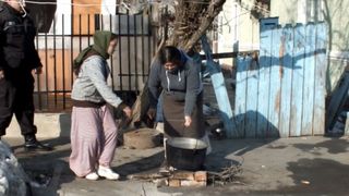 Unde credeti ca se face fasolea la ceaun in Buzau? Pe trotuar, in vazul lumii. Imagini incredibile