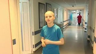 O alta mama il acuza pe medicul Gheorghe Burnei ca i-a nenorocit copilul dupa o operatie experiment. "Mi-a spus ca mor, ca nu traiesc mai mult de un an sau doi", spune baiatul de 13 ani