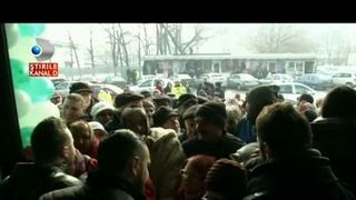 Imbulzeala crancena pentru un tichet de 20 de lei. S-au calcat in picioare. Un reporter al Kanal D a intervenit pentru ca niste batrane sa nu fie calcate in picioare