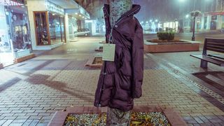 Gest superb facut de timisoreni pentru oamenii strazii. Au pus geci groase in copaci pentru ca acestia sa le ia si sa le foloseasca