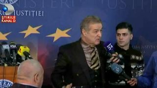 Circ la dezbaterea privid gratierea! Gigi Becali a intrat cu limuzina pe unde intra numai ministrul, a facut ordine in sala de consiliu si a vorbit de la pupitrul ministrului