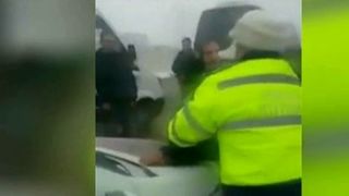 Doi politisti din Gorj, filmati in timp ce imbranceau un batran