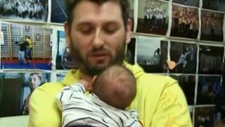 Este luptator de arte martiale si tata cu norma intreaga, desi are o singura mana. Este povestea impresionanta a unui barbat din Arad.