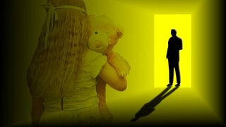 Fetita de 11 ani din Vrancea care a povestit la scoala ca a fost abuzată de concubinul mamei a fost internata intr-un centru de ocrotire