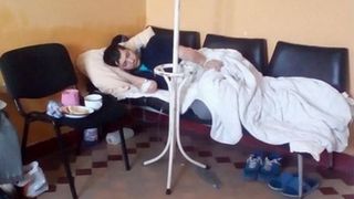 Imagini revoltatoare intr-un spital din Medias. Un tanar bolnav de diabet a fost asezat pe un "pat" din scaune