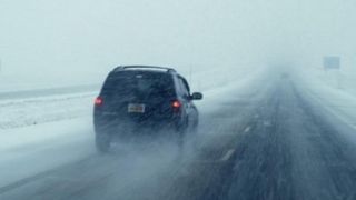 Braila: Trafic oprit pe doua drumuri judetene, din cauza poleiului