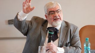 Baiatul lui Andrei Plesu e disperat: "Dupa doi ani de terapie psihiatrica, la 5 luni de cand a disparut de acasa, la nici o saptamana de la nasterea fiului nostru, Sandra imi face plangere penala!"