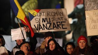 Proteste in toata tara dupa adoptarea OUG pe justitie. Oamenii striga "Hotii", "Nu vrem sa fim o natie de sclavi" sau "Rusine sa va fie" si cer alegeri anticipate