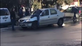 Scandal in plina strada la Constanta. Un barbat sare pe capota unei masini si vrea sa isi bata fosta nevasta - Cum s-a terminat totul