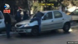 Scene de groaza in Constanta. S-a aruncat pe capota masinii unei femei si a amenintat-o ca o omoara