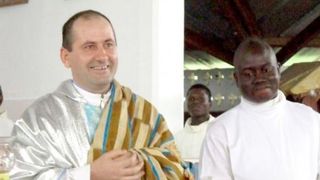 Povestea impresionanta a unui parinte din Iasi, care slujeste in Africa. Gabriel Cimpoiasu raspandeste credinta pe Coasta de Fildes