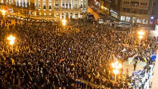 Zeci de mii de oameni au iesit in strada in toata Romania. 20.000 de persoane la Cluj, Timisoara: 15:00, Sibiuu: 10.000, Iasi: 7000. Si romanii din Londra protesteaza