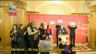 Reactii furibunde dupa Ordonanta de Urgenta care a scos Romania in strada. Politicienii se fac ca ploua, oamenii ies cu sutele de mii sa strige "hotii"