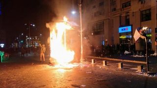 VIDEO Momentul in care un tanar a fost prins la proteste cu o geanta cu cocktail-uri Molotov. Omul ar fi fost platit cu 50 de lei