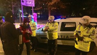 Povestea din spatele uneia dintre cele mai distribuite imagini de la protestul din Piața Victoriei! Reactia politistilor a fost emotionanta