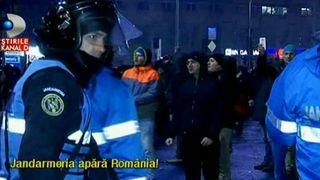Ce se vede din spatele scuturilor jandarmilor cand deasupra lor zboara pietre si sticle incendiare? Cine formeaza lantul uman care isi face datoria in mijlocul protestelor?