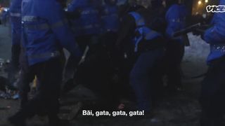 Jandarmii l-au batut din greseala pe un coleg de-al lor, aseara la proteste. Barbatul era sub acoperire