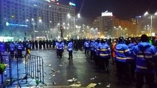 Opt persoane inculpate in urma protestelor de miercuri din Piata Victoriei, sapte dintre ele retinute