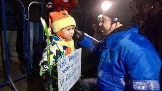 Emotii la protestul de aseara. Oamenii i-au cantat "la multi ani" unui jandarm, care si-a sarbatorit ziua in Piata Victoriei, asigurandu-se ca manifestatia e pasnica