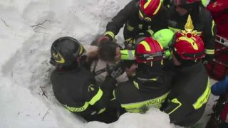 Romanca, salvata din hotelul ingropat in zapada din Italia, povestiri din infernul alb: “M-am temut ca vom ramane ingropati de vii” Copilasii ei au fost intampinati ca niste eroi de colegi