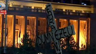 A treia noapte de proteste a fost pasnica. "Am venit sa ma rog, in general, pentru exorcizarea politicii romanesti si pentru exorcizarea Guvernului"