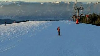 Straja e mandria Hunedoarei! Statiunea cu cel mai vechi domeniu schiabil din Romania ii ademeneste pe turisti cu zapada buna, peisaje spectaculoase si servicii la preturi foarte bune.