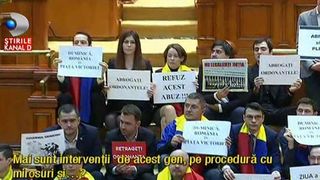 Scandal in Parlamentul Romaniei. Protestul celor de la USR i-a infuriat pe ceilalti colegi, indiferent de culoarea politica