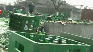 Un tir plin cu bere s-a rasturnat chiar la portile unor gorjeni, spre fericirea satenilor! Oamenii au inceput sa se cinsteasca