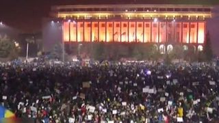 150.000 de persoane au protestat in Piata Victoriei din Bucuresti. In total, in tara, 300.000 de oameni au iesit in strada