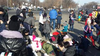 Protestele continua in Capitala. Aproape 3.000 de parinti, bunici si copii cu steaguri, vuvuzele, pancarte si jucarii protesteaza in Piata Victoriei fata de OUG privind codurile penale